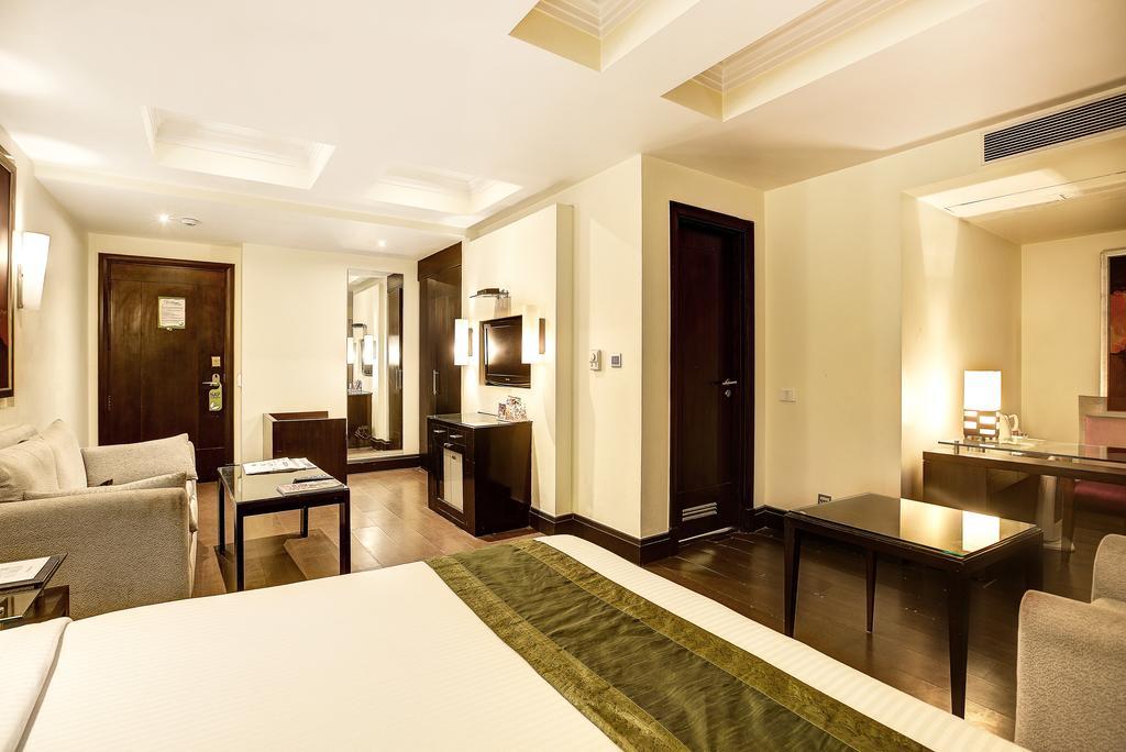 Western Court Chandigarh Bagian luar foto