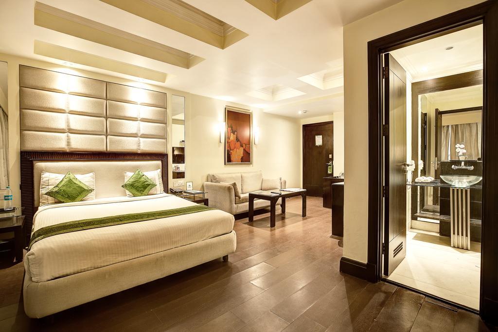 Western Court Chandigarh Bagian luar foto