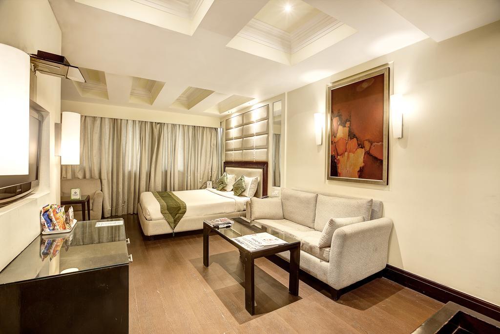 Western Court Chandigarh Bagian luar foto