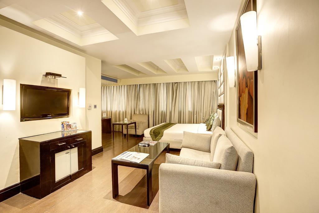 Western Court Chandigarh Bagian luar foto