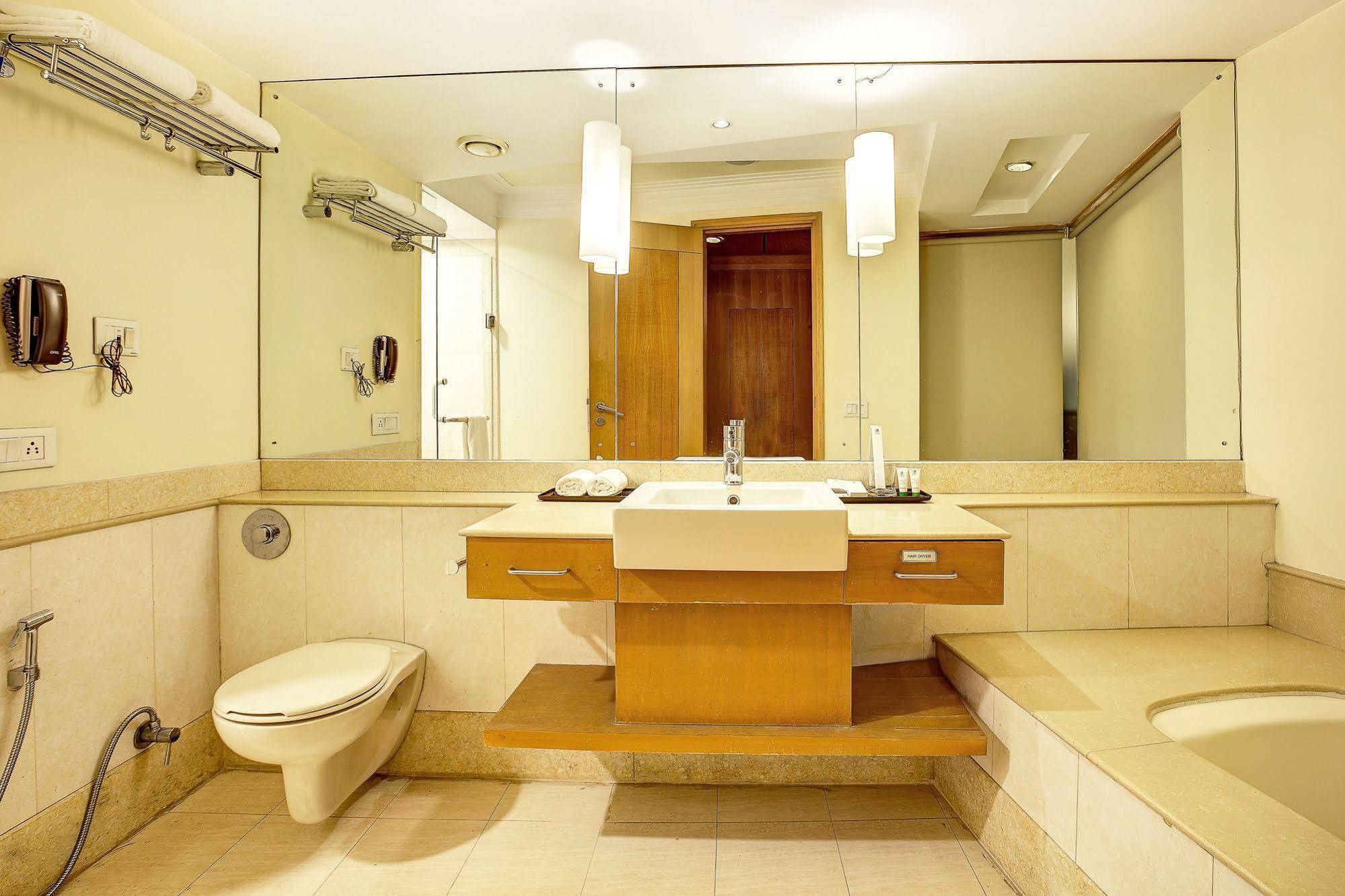 Western Court Chandigarh Bagian luar foto