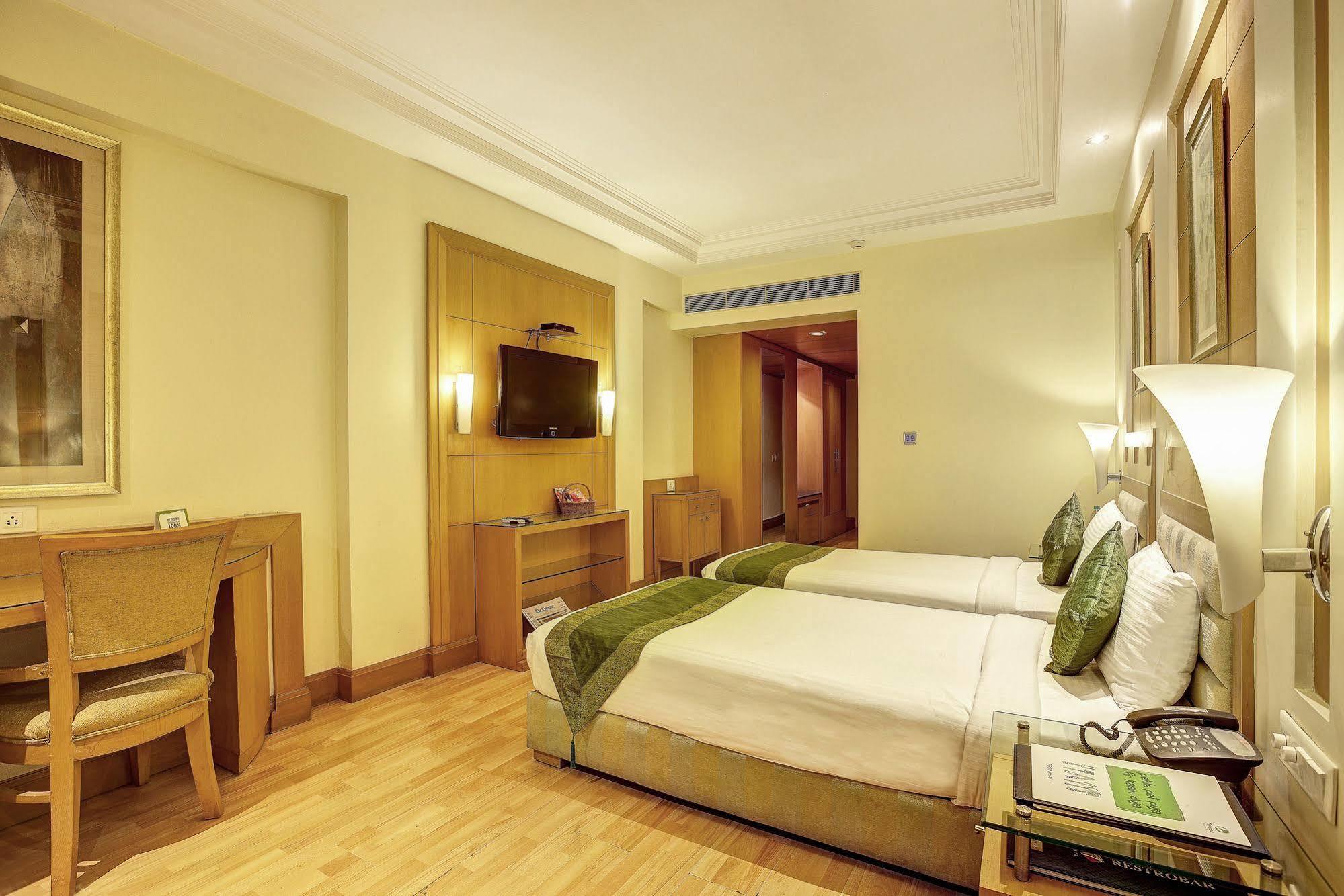 Western Court Chandigarh Bagian luar foto
