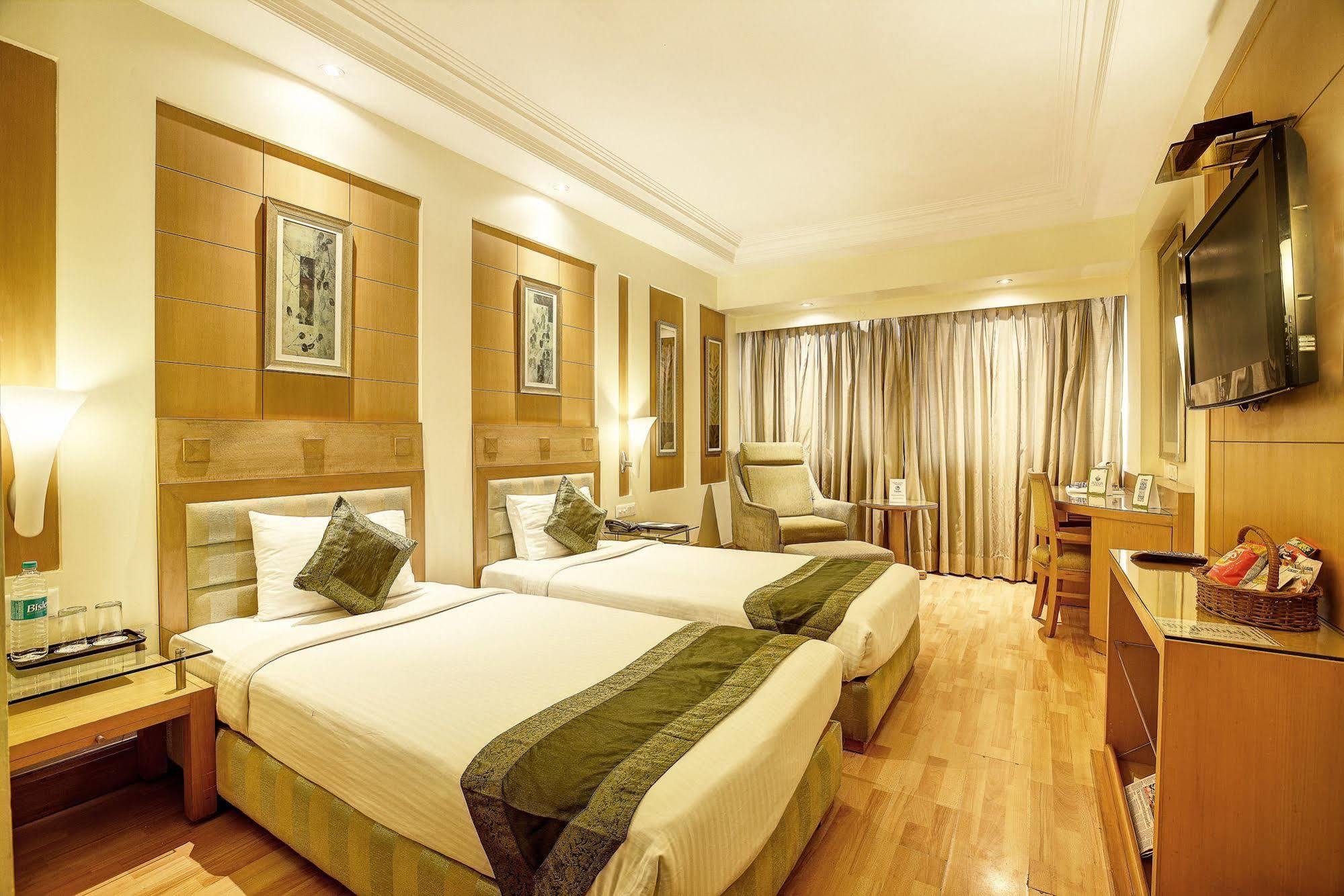 Western Court Chandigarh Bagian luar foto