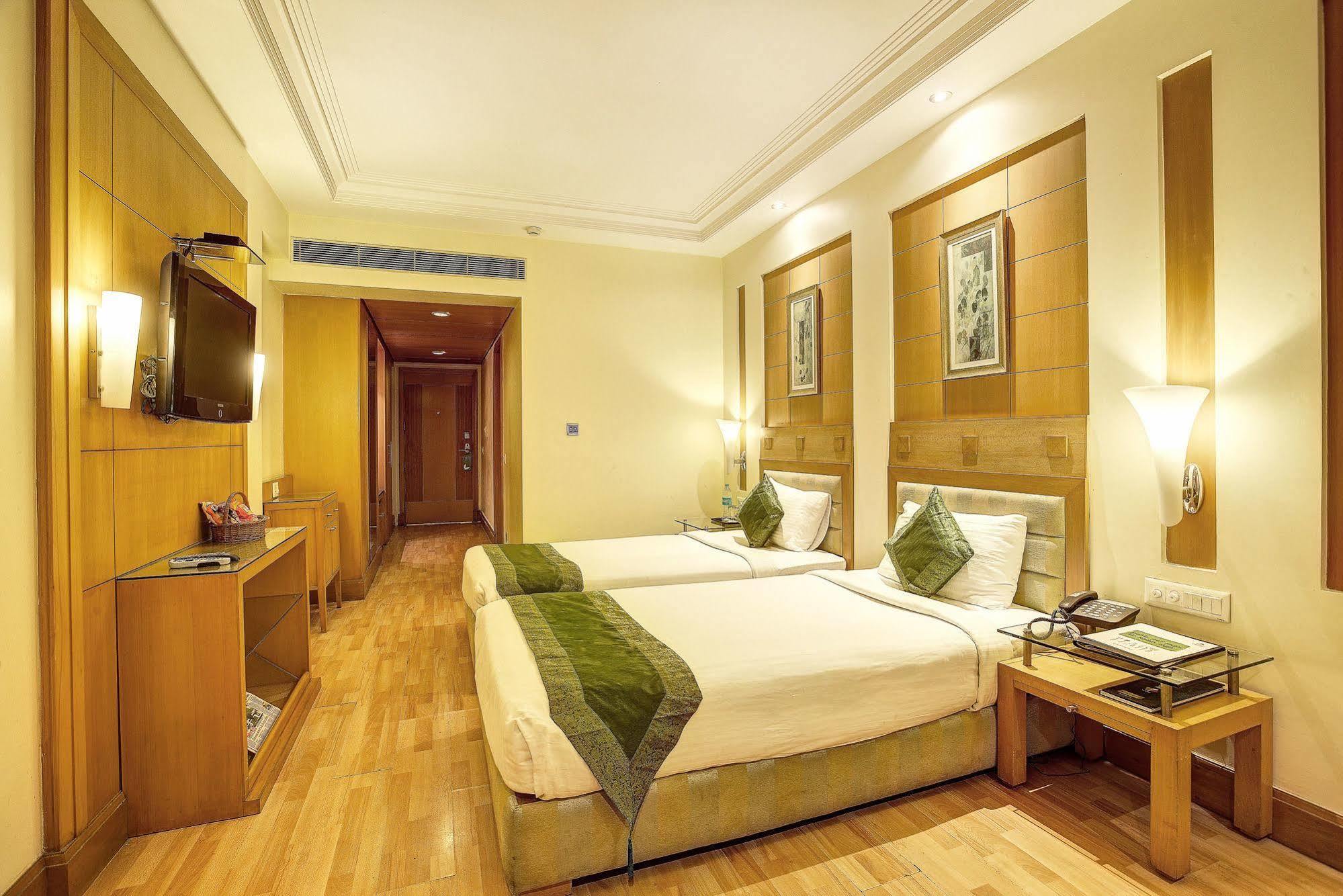 Western Court Chandigarh Bagian luar foto