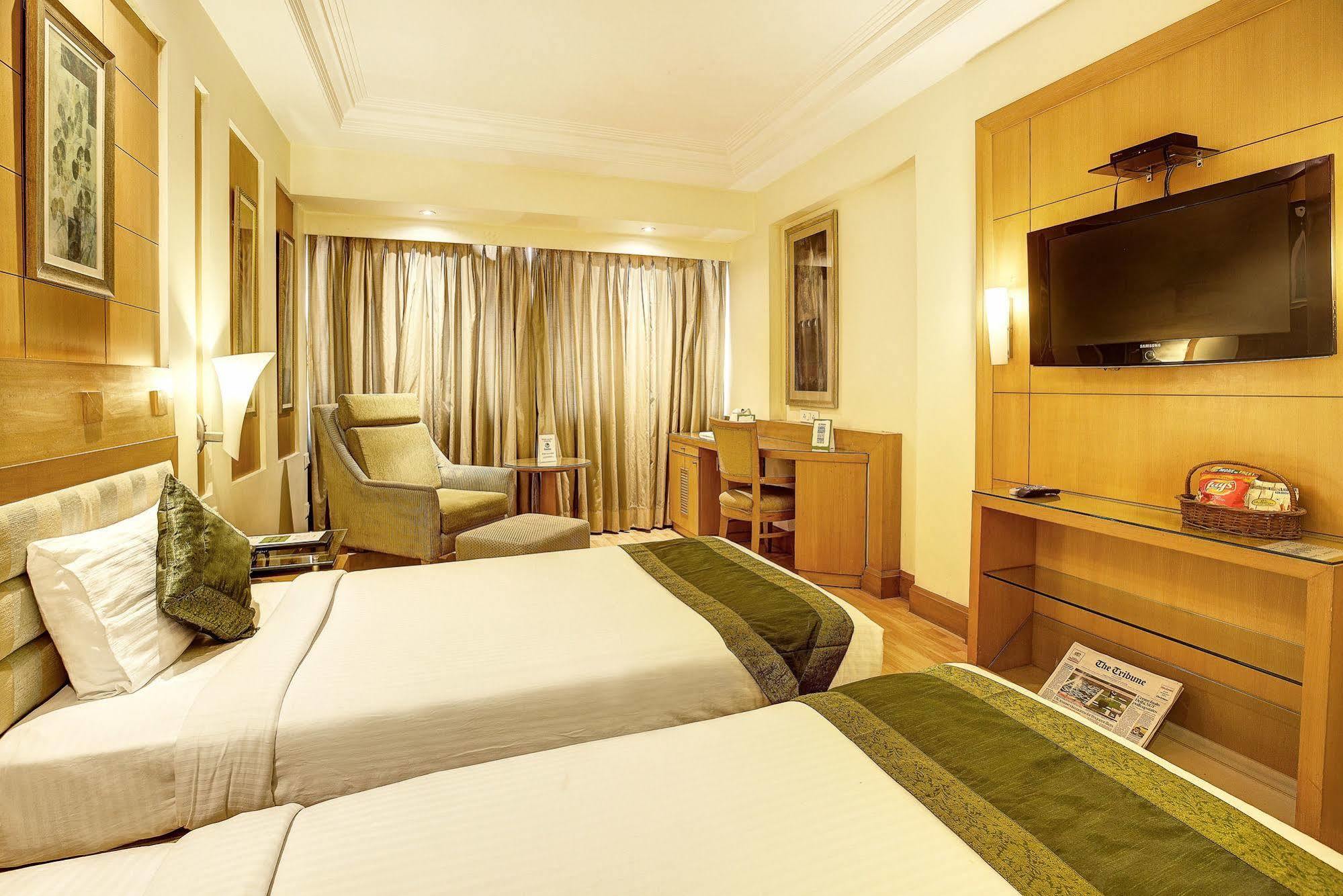 Western Court Chandigarh Bagian luar foto