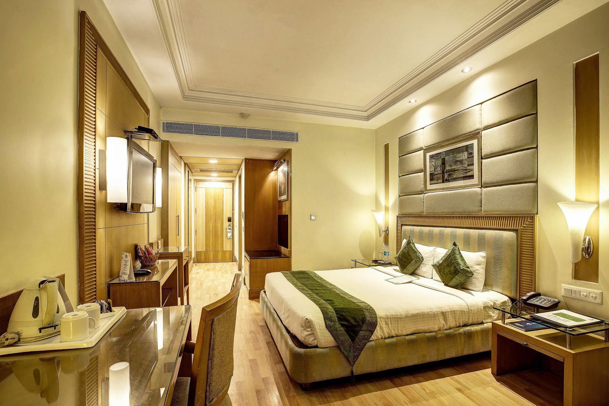 Western Court Chandigarh Bagian luar foto