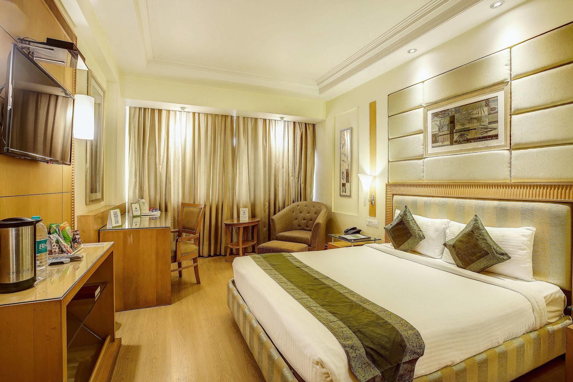Western Court Chandigarh Bagian luar foto