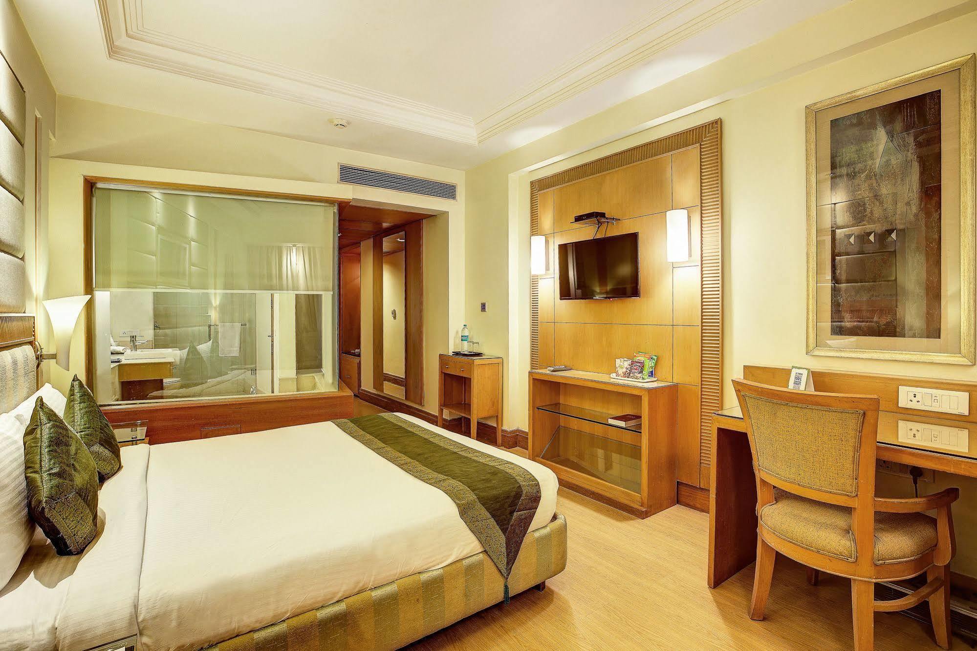 Western Court Chandigarh Bagian luar foto