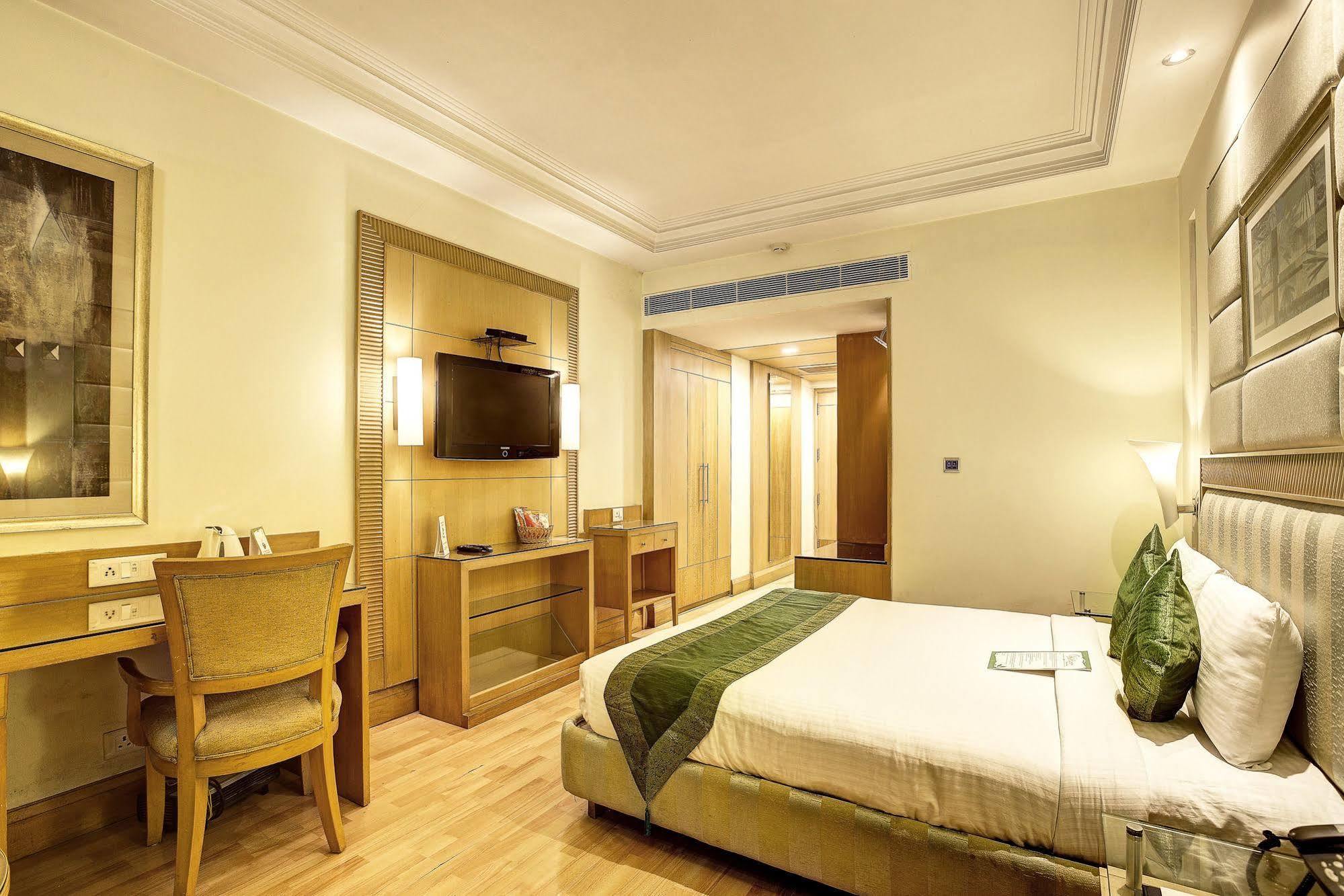 Western Court Chandigarh Bagian luar foto