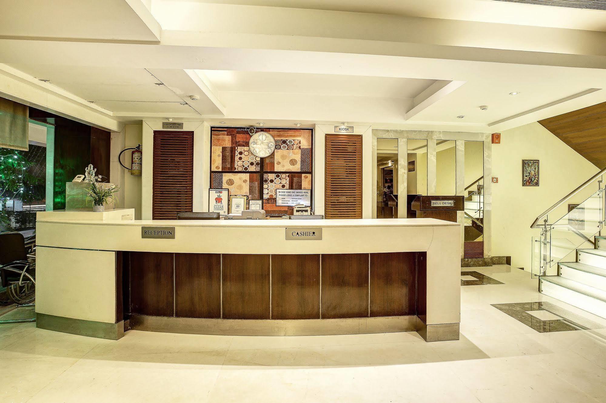 Western Court Chandigarh Bagian luar foto